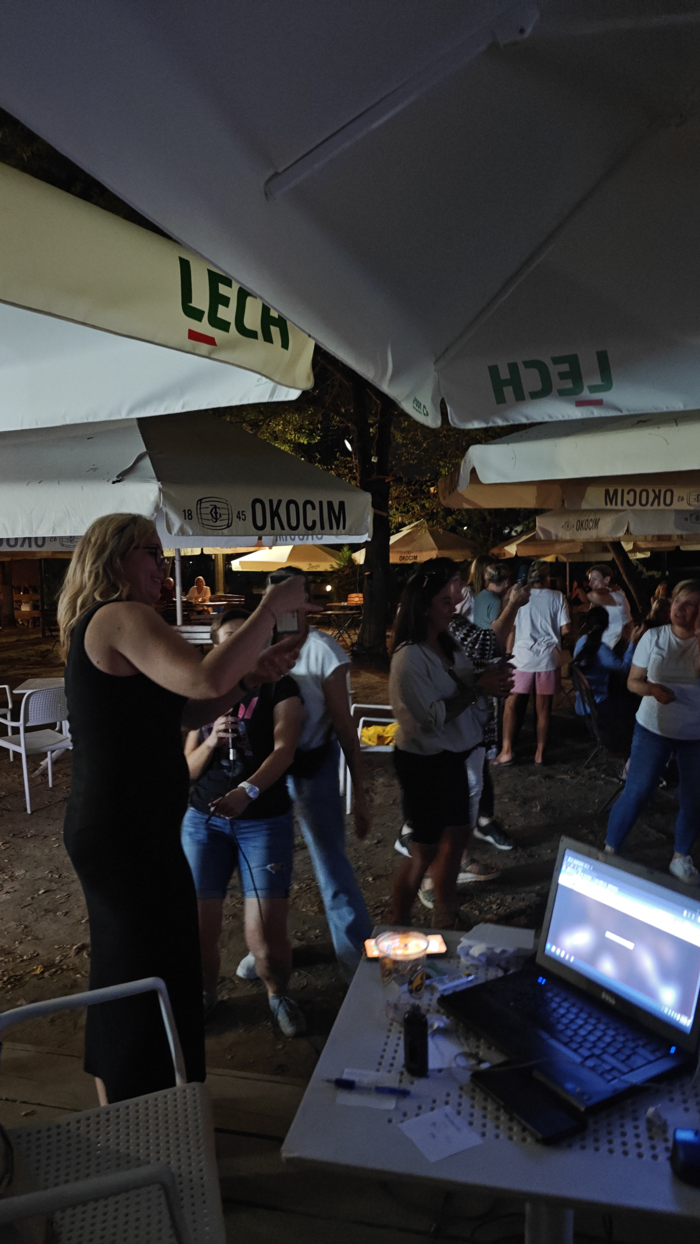 Wieczór karaoke w Wesołej Tawernie
