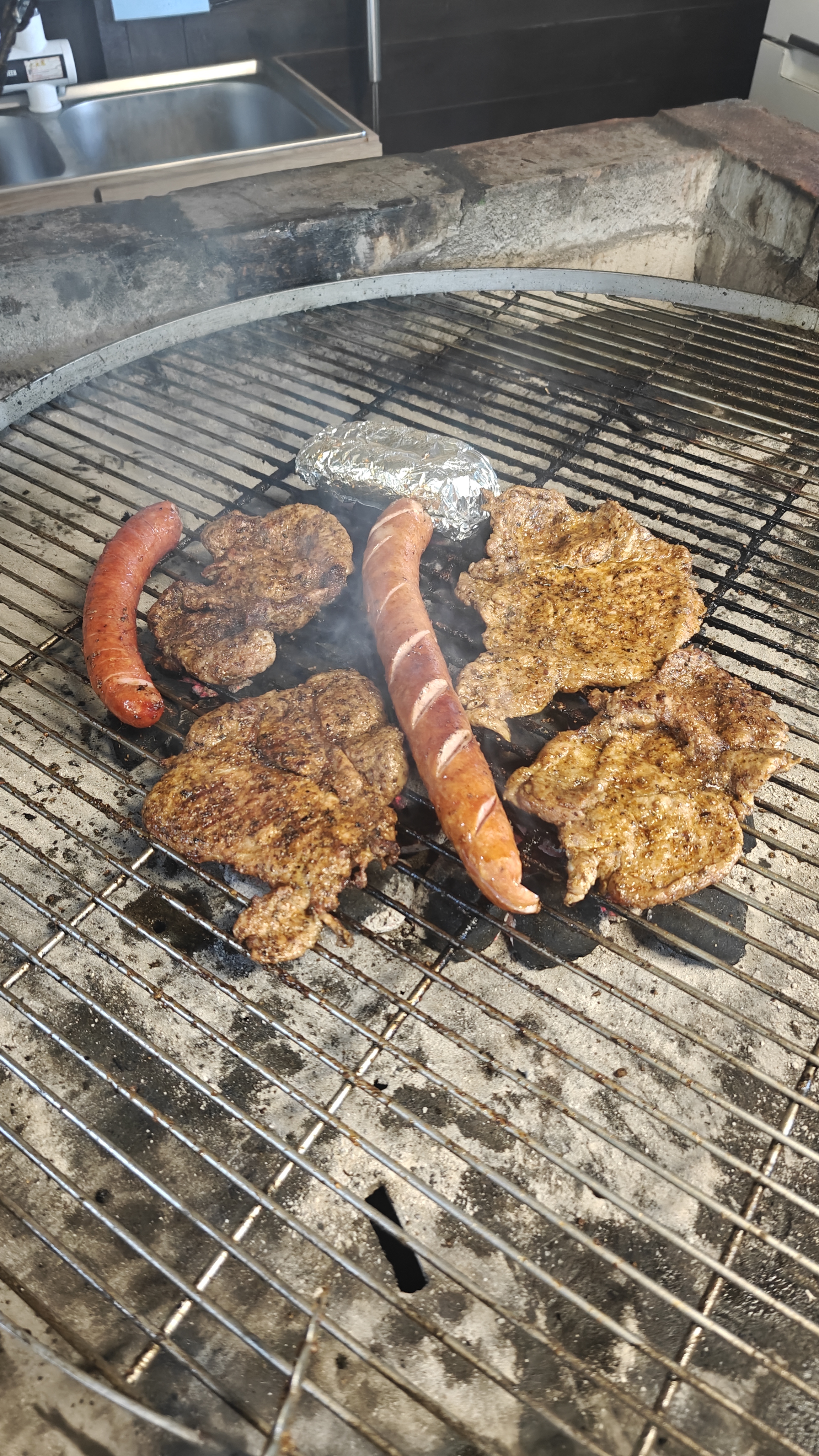 Karkówka i kiełbasa prosto z grilla w Wesołej Tawernie
