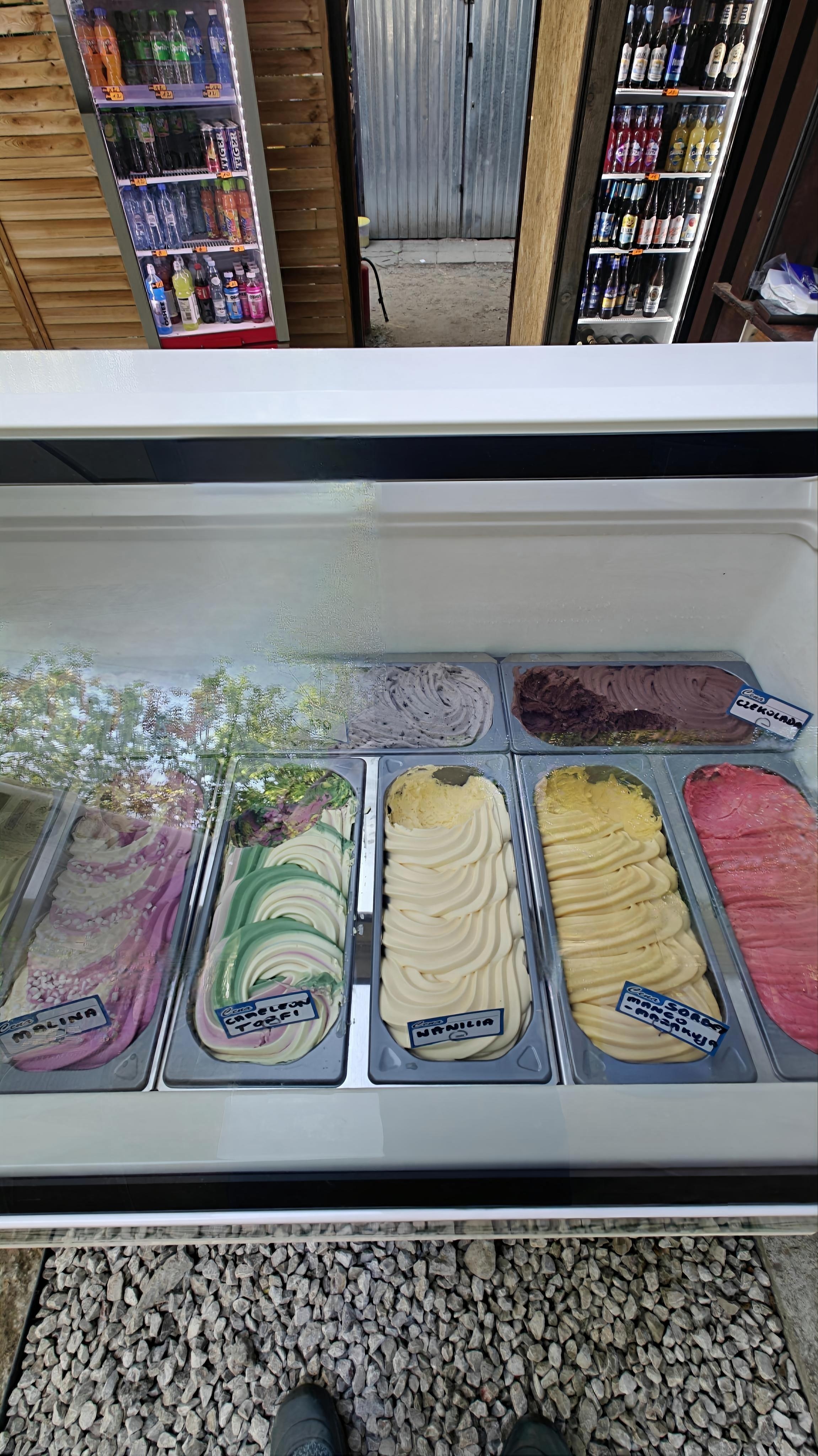 Lody gałkowe z lady chłodniczej w Wesołej Tawernie
