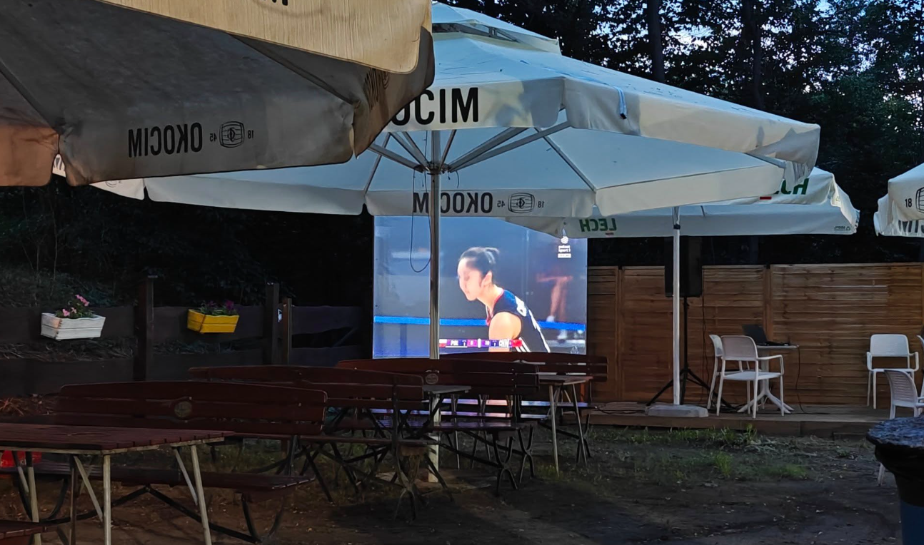 Transmisje sportowe na dużym ekranie w ogródku piwnym